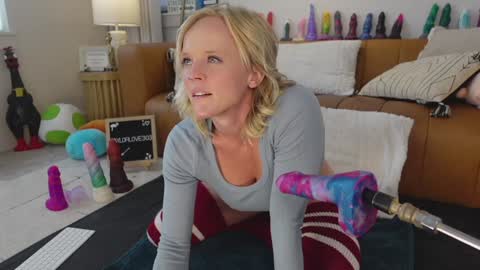 Snapshot of taylor_love_303 chatting on September 30, 7:02 pm Taylor -- online show from September 30, 7:02 pm