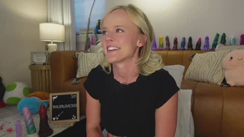 Snapshot of taylor_love_303 chatting on September 29, 6:29 pm Taylor -- online show from September 29, 6:29 pm