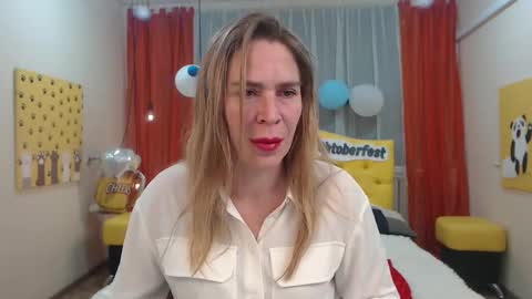 Snapshot of tessadaybreak chatting on October 9, 7:36 am tessadaybreak online show from October 9, 7:36 am