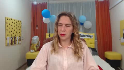 Snapshot of tessadaybreak chatting on October 1, 6:23 am tessadaybreak online show from October 1, 6:23 am
