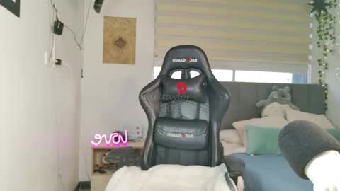 Snapshot of thaeltaylor chatting on October 19, 10:14 pm Thael online show from October 19, 10:14 pm