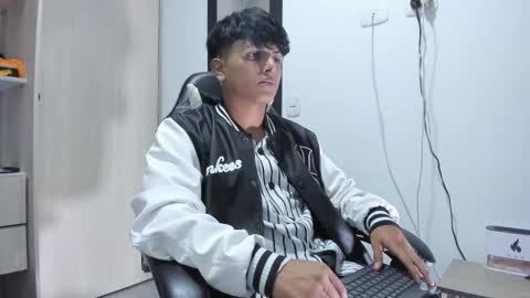 Snapshot of the_weed_guys chatting on October 5, 3:48 am Danny online show from October 5, 3:48 am