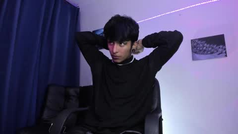 Snapshot of the_weed_guys chatting on January 28, 2:43 am Danny online show from January 28, 2:43 am