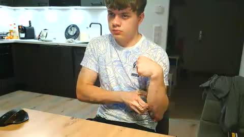 thecuteguy144949 online show from November 3, 8:32 pm