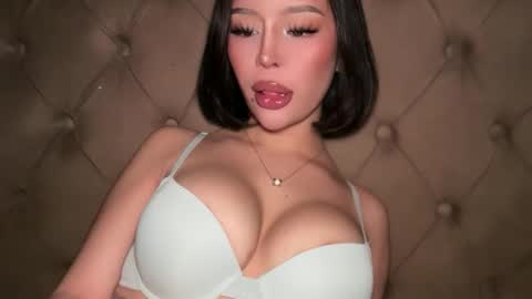 Elle  dont forget to folloW me and thumbs up online show from April 1, 12:55 am