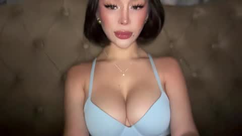 Elle  dont forget to folloW me and thumbs up online show from March 1, 9:13 am