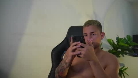 thin_tommy11 online show from April 10, 9:30 pm