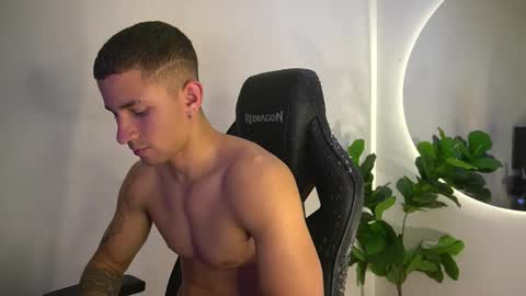 thin_tommy11 online show from May 11, 12:17 am