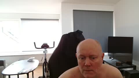 thomash32 online show from October 2, 12:37 pm