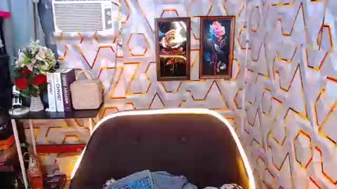 tiarrafoxs online show from February 2, 3:09 pm