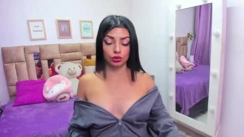 Snapshot of tifanny__thomson chatting on March 4, 11:11 pm Tiff online show from March 4, 11:11 pm