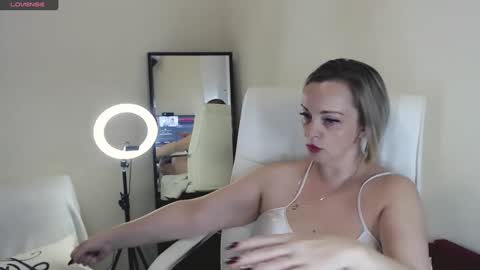 Snapshot of tilly_eliot chatting on February 9, 9:17 pm Tilly online show from February 9, 9:17 pm