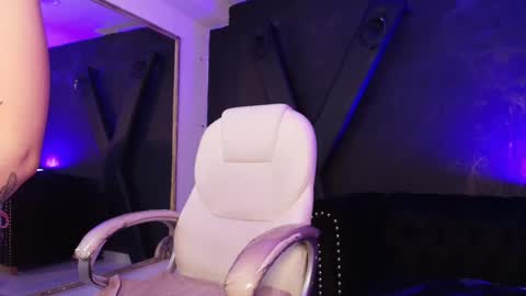 Snapshot of tinaajones_ chatting on February 18, 9:42 pm Tina online show from February 18, 9:42 pm