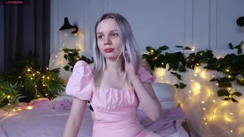 tinasiner online show from March 11, 2:18 pm