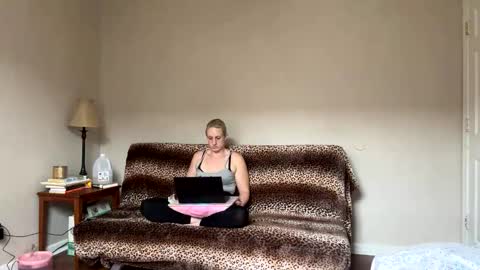Snapshot of tinatinatina1738 chatting on October 3, 6:49 pm tinatinatina1738 online show from October 3, 6:49 pm