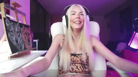 stage Kylie Sinner  brand CLITBAIT online show from October 2, 5:06 am