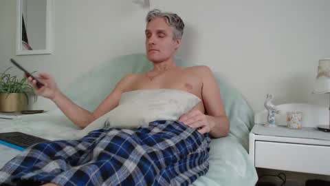 Daniel Bisexual uncut 20cm online show from December 14, 8:23 am