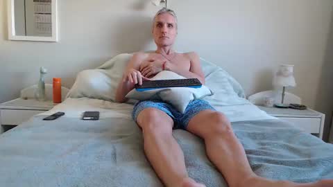 Daniel Bisexual uncut 20cm online show from March 7, 3:23 pm