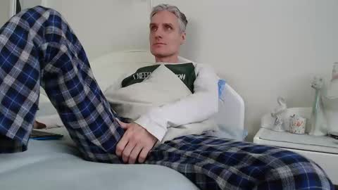 Daniel Bisexual uncut 20cm online show from February 1, 7:36 am