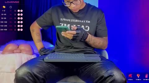Snapshot of tom_brown12 chatting on October 5, 11:34 pm Tom online show from October 5, 11:34 pm
