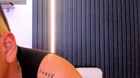 Snapshot of tom_muscle1 chatting on October 18, 12:31 pm Tom muscle1 online show from October 18, 12:31 pm