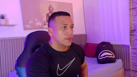 Snapshot of tom_muscle1 chatting on October 19, 12:32 pm Tom muscle1 online show from October 19, 12:32 pm