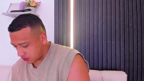 Snapshot of tom_muscle1 chatting on September 25, 12:12 pm Tom muscle1 online show from September 25, 12:12 pm