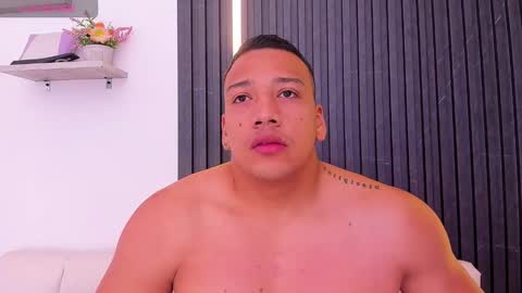 Snapshot of tom_muscle1 chatting on September 26, 12:13 pm Tom muscle1 online show from September 26, 12:13 pm
