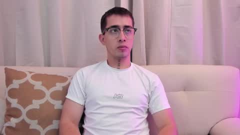 tommas_johnson online show from February 17, 3:38 am