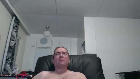 tosimies69 online show from December 8, 1:25 pm