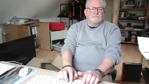 Snapshot of toto758 chatting on October 13, 11:45 am toto758 online show from October 13, 11:45 am