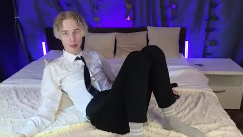 Max online show from November 25, 1:21 pm