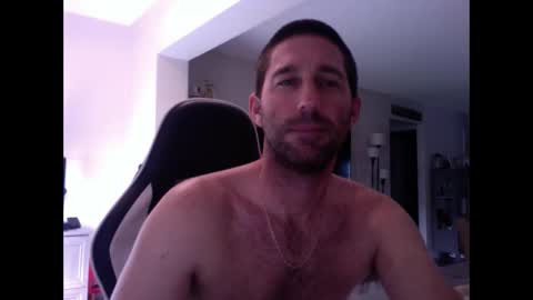 Snapshot of traviskenn chatting on February 25, 1:32 pm TravisKenn online show from February 25, 1:32 pm