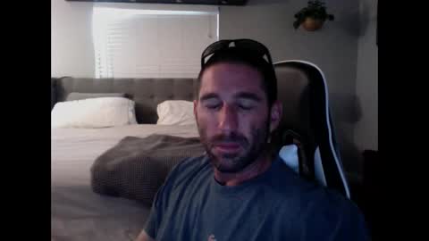 Snapshot of traviskenn chatting on December 8, 9:19 pm TravisKenn online show from December 8, 9:19 pm