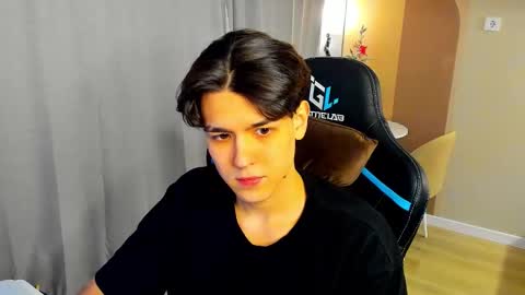 travisrivas online show from December 19, 5:30 pm