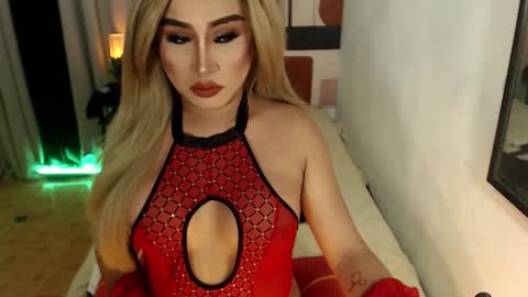 Snapshot of tshugescock chatting on January 29, 11:51 am SEDUCTIVEmistresCUMS online show from January 29, 11:51 am