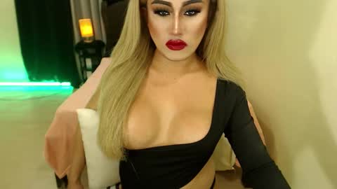 Snapshot of tshugescock chatting on February 22, 12:49 am SEDUCTIVEmistresCUMS online show from February 22, 12:49 am