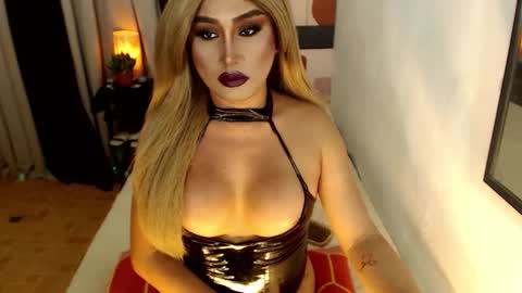 Snapshot of tshugescock chatting on January 25, 12:05 pm SEDUCTIVEmistresCUMS online show from January 25, 12:05 pm
