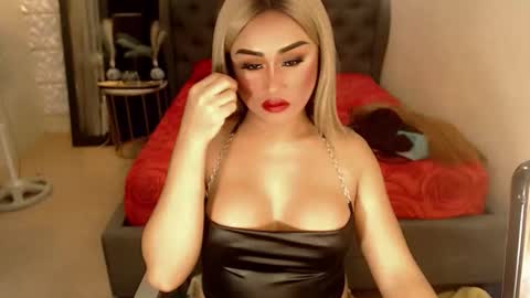 Snapshot of tshugescock chatting on September 17, 11:13 am SEDUCTIVEmistresCUMS online show from September 17, 11:13 am