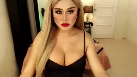 Snapshot of tshugescock chatting on March 12, 5:57 am SEDUCTIVEmistresCUMS online show from March 12, 5:57 am