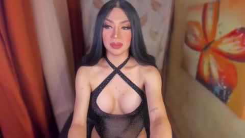 Queen Selena online show from November 25, 6:50 pm