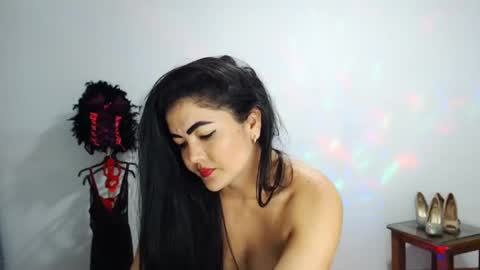 Snapshot of tuti_sex chatting on March 3, 3:19 am tuti online show from March 3, 3:19 am
