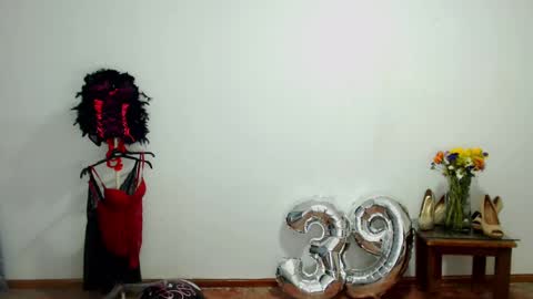 Snapshot of tuti_sex chatting on March 10, 2:39 am tuti online show from March 10, 2:39 am