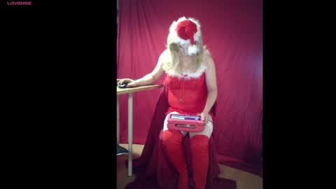 Tia online show from December 8, 9:41 pm