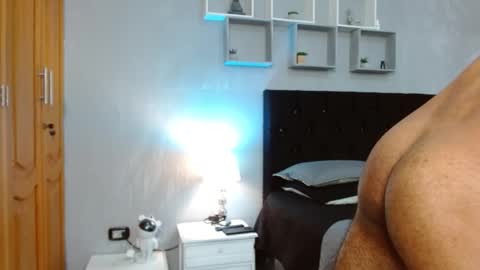 tyler_hank1 online show from November 14, 8:22 pm