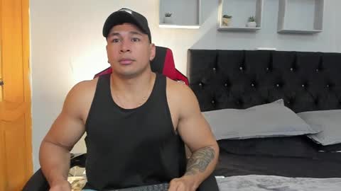 tyler_hank1 online show from April 8, 3:09 am