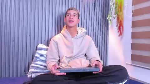 tyler_noir online show from June 12, 12:59 pm