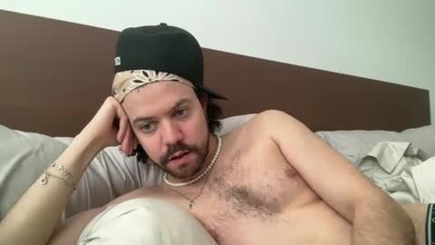 Tyleruzi online show from December 5, 6:39 pm