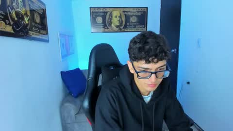 Snapshot of tylerwhiite_ chatting on February 23, 3:02 am online show from February 23, 3:02 am