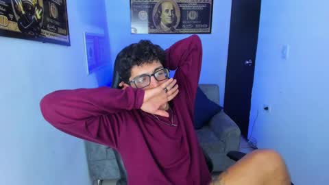 Snapshot of tylerwhiite_ chatting on March 7, 9:29 am online show from March 7, 9:29 am